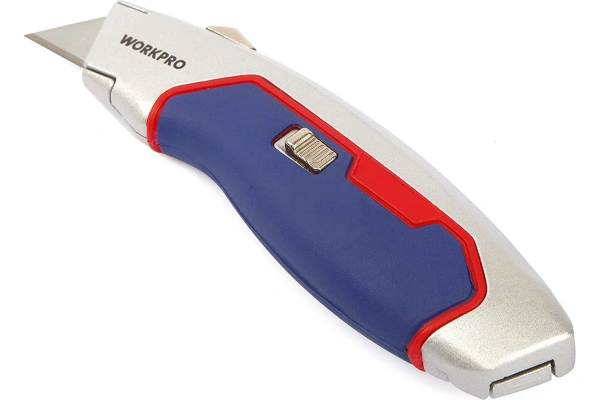 Нож с трапециевидным лезвием WORKPRO алюминиевый корпус, 3 лезвия в комплекте  WP213011 в Екатеринбурге 