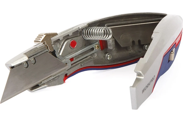 Нож с трапециевидным лезвием WORKPRO алюминиевый корпус, 3 лезвия в комплекте  WP213011 в Екатеринбурге 