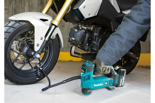 Аккумуляторный атомобильный компрессор MAKITA 18В (без аккум. и з/у) DMP180Z в Челябинске