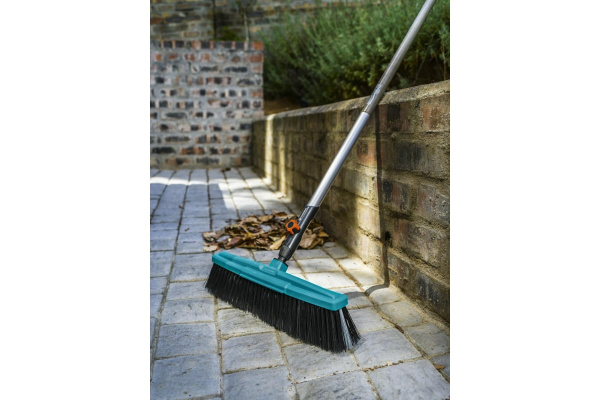 Комплект Gardena щетка для дорожек + Рукоятка деревянная 130 см  03622-36.000.00 в Челябинске 